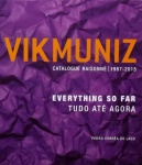 Vik Muniz - Catalogue Raisonné 1987 - 2015 "obra completa de Vik Muniz, de 1987 até 2015. Além de todo o conteúdo da primeira edição, lançada em 2009, este livro, agora bilíngue (inglês/português) mostra também todas as novas séries e obras do artista criadas ao longo dos últimos 6 anos. Nessa edição de luxo - com 2 volumes contidos em uma caixa - do maior catálogo raisonné dedicado a um artista contemporâneo brasileiro, o leitor encontrará quase 1.200 obras, que representam mais de 1.600 imagens, reproduzidas em página inteira, permitindo um contato com os materiais utilizados, tão importantes no impacto de seu trabalho". Medidas 33 x 28 cm.
