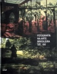 Fotografia na Arte Brasileira Séc. XXI "O livro vai além da foto em si e apresenta diversas pesquisas e desdobramentos que envolvem a fotografia na arte: a fotografia como materialidade, como registro da ação do tempo, como imagem, memória, construção de imaginário, paisagem, corpo, ação e objeto. Investigando o fazer fotográfico e suas fronteiras, o livro revela a vastidão de práticas e pensamentos deste território e questiona o lugar da fotografia na arte". Edição de luxo, Bilíngue (Português e inglês), Capa dura, amplamente ilustrado, 397 páginas em papel couché, medidas: 31 24 cm.