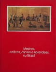 Mestres, Artífices, oficiais e aprendizes no Brasil - Livro de Pietro Maria Bardi que tem por tema o encontro com as personagens cujo labor representa o acontecimento humano do mais alto significado no pioneirismo que estruturou a nação, com imagens que remontam a história artística de nosso país. As fotografias são acompanhadas de belos textos que ajudam na compreensão do momento histórico. Capa dura, formato: 31x24 cm, ricamente ilustrado, 169 páginas.