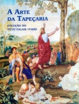 A Arte da Tapeçaria - Constituída a partir de coleções do Petit Palais - Musée des Beaux-Arts de la Ville de Paris, a exposição Paris 1900, que circulou em 2002 entre Rio, São Paulo, Curitiba e Porto Alegre, obteve grande sucesso. Apresenta 26 peças pertencentes à coleção do Museu de Belas-Artes de Paris, de grande dimensão, produzidas entre os séculos XV e XVIII, que retratam temas como o mito de Alexandre, o Grande, cenas de caça, temas mitológicos, histórias de santos, exercícios equestres, brincadeiras infantis, festas populares, temas exóticos, romanescos e pastorais. Com curadoria de Gilles Chazal - Formato: 28x23cm, amplamente ilustrado, 137 páginas.