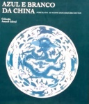 AZUL E BRANCO DA CHINA, PORCELANA AO TEMPO DOS DESCOBRIMENTOS, COLECÇÃO AMARAL CABRAL, IPM, LISBOA, 1997. Obra amplamente ilustrada, com texto históricos que acentuam os detalhes de cada peça. 194 Páginas, medidas 28 x 24 cm.
