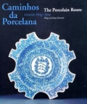 Caminhos da Porcelana. O catálogo da exposição Caminhos da Porcelana que aqui se apresenta é um testemunho da presença portuguesa no Oriente e um louvor aos oceanos que tornaram possível o nosso diálogo com o mundo. Livro amplamente ilustrado, medidas 28 x 24 cm, 331 páginas.