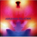 Abraham Palatnik - Fundador da arte tecnológica no Brasil e um dos pioneiros da arte cinética no mundo, Palatnik sempre guiou seu trabalho por uma inversão criativa das formas de pensar e observar o mundo. Este livro procura abranger a diversidade criativa do artista, conjugando sua produção de arte com a atividade de designer industrial, com destaque ao artista-inventor, sua familiaridade e desenvoltura com motores, luzes, engrenagens e máquinas. Capa dura, Formato 25 x 25 cm, ilustrado, 212 páginas. Imagem meramente ilustrativa.