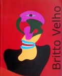 Brito Velho. Catalogo realizado na galeria de arte A Gravura, em ano de comemoração aos 70 anos do artista. Nesta mostra Brito Velho apresenta suas obras mais recentes, produzidas nos últimos quatro anos. Em suas criações, Britto propõe um mundo lúdico, onde as coisas "dão certo". Nelas o colorido está sempre presente junto com as figuras humanas. Formato: 28x23 cm, ricamente ilustrado, 47 páginas.