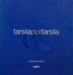 Tarsila por Tarsila. Todos os baús, caixas e gavetas foram abertos, mexidos e remexidos. Durante cinco anos, mais de 15 entrevistas com familiares e amigos próximos foram realizadas, cursos de História da Arte, arquivos de jornais e revistas pesquisados. Agora, Tarsila do Amaral, sobrinha-neta da modernista, lança Tarsila por Tarsila, livro que retrata de forma simples o dia-a-dia da pintora, ora humanizando o mito - expondo seu olhar caipira sobre Paris, por exemplo -, ora mostrando pelos detalhes o que fez dela o maior nome da pintura brasileira de todos os tempos. Tarsila por Tarsila é um quebra-cabeças de épocas e histórias - pessoais e públicas - que pela primeira vez mostra fatos e passagens da vida de Tarsila do Amaral (1886 - 1973) vividas com intensidade pela artista, que na época foram divididas apenas com os mais próximos. Capa dura, amplamente ilustrado, 189 páginas em papel couché, medidas 22 x 22 cm