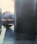 Regina Silveira - A lição - Livro-catálogo da exposição realizada na Pinacoteca do estado de São Paulo, A obra conta com diversas reproduções de trabalhos da artista, juntamente com textos críticos que situam a relevância de seus trabalhos. Formato: 23 x 20 cm, Amplamente ilustrado, 69 páginas.