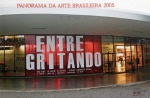 Entre Gritando. Panorama da arte brasileira 2005 - Capa dura, ricame nte ilustrado, medidas 22 x 33 cm, 123 páginas