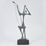 Bruno Giorgi (1905 /1993) Fiandeira Escultura estilo contemporâneo em bronze cinzelado e patinado, apoiada sobre base em granito preto, altura 76 cm. Assinada.