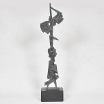  Bruno Giorgi  (1905 /1993) Guerreiro Escultura estilo contemporâneo em bronze cinzelado e patinado, apoiada sobre base em granito preto, alt.70 cm. Assinada.
