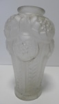  René Lalique  antigo Vaso Francês da renomada cristallerie. Apresentando figuras em relevo; altura 26 cm, assinado