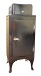 Antiga geladeira "General Eletric " dos anos 30 na cor negra funcionando. Med.: 1,50 x 61 x 55 cm.