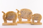Lote constando três esculturas confeccionada em madeira nobre patinadas a ouro representando "Família de elefantes". Med.: 22 x 23 cm, 18 x 18 cm e 15 x 14 cm.