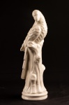Escultura confeccionada em cerâmica vitrificada na cor branca representando " Pássaro" sobre tronco.  Med.: 36 cm.