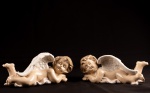 Par de delicadas esculturas em porcelana representando " Anjos". Med.: 11 x 27 cm.