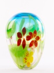 Belíssimo vaso decorativo em vidro e muramo todo decorado com "Flotes" multicoloridas. Med.: 28 x 20 cm.