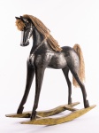 Lindíssima escultura em madeira nobre representando "Cavalo de balanço", com crina e rabo   em cizal e aplicações em espelho, peça decorativa. Med.: 53 x 47 cm.