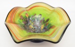 Belíssimo e grande centro de mesa / fruteira em vidro de murano multicolorido, borda ondulada. Med: 16 x 40 cm.