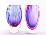 Lote constando dois lindos vasos tipo solifleur em vidro de murano na cor azul, e um na cor lilás  base translúcida. Med.: 15 x 9 cm.