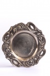 PRATA - Pequena e charmosa salva art nouveau em prata francesa contraste cabeça de minerva, ricamente cinzelada com borda decorada frisos em relevo. Med: 13 cm de diâmetro. Pesando 77 gramas.