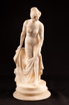 ADOLFO CIPRIANI (Itália, 1880 - 1930) - Magnífica escultura italiana art deco, c. 1920, executada em alabastro representando "Nu feminino". Med: 37,5 x 16 cm.