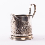PRATA - Antigo porta copo russo em prata ricamente cinzelada todo decorado com "Ramagens"  em relevo. Med.: 10 x 10 cm, peso: 147 gramas.