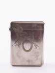 PRATA - Antigo porta cartões em prata ricamente cinzelada decorado com " Pássaro" ao centro. Med.: 9,5 x 7 cm. Peso: 84 gramas.