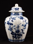 VISTA ALEGRE - Belíssimo vaso em porcelana portuguesa nas cores branca e azul, decorada com "flores" e "ramagens". Peças marcadas na base. Med.: 28 x 17 cm