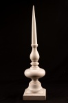 Lindo obelisco confeccionado em madeira patinada na cor branca. Med.: 55 cm.