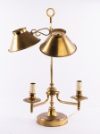 Antigo abajur para duas lâmpadas com braços e cúpulas recurvas em bronze dourado no estilo inglês. Med.: 51 x 33 cm.