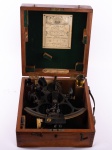 COLECIONISMO - HUSUN - Antigo sextante com periscópio para navegação, com engrenagem de bobina e regulagem manual. Acondicionado em caixa original. Med.: 23 x 22 cm.