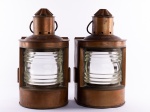 COLECIONISMO - Par de antiga lanternas de navio confeccionada em cobre com guarnições em metal dourado, vidro convexo na cor translúcido, apresenta placa com numeração " BT 1946". Med.: 42 x 22 x 19  cm.