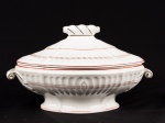 VISTA ALEGRE - Belíssima e antiga sopeira em porcelana portuguesa na cor branca filetada a ouro e esmalte na cor vermelha. Med.: 17 x 28 x 19 cm.