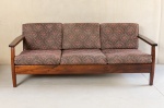 LICEU DE ARTES E OFICIOS - Belíssimo e antigo sofa de três lugares, com almofadas soltas em tecido floral.