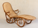 TONET - Belíssima e antiga espreguiçadeira em madeira nobre no estilo austríaco, com assento e encosto em palhinha.