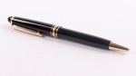 MONT BLANC - Colecionismo - Antiga caneta alemã Mont Blanc esferográfica tradicional, na cor negra, com detalhes em metal dourado, modelo Meisterstuck.