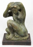 BRUNO GIORGI - "Mulher Sentada", escultura contemporânea com bronze patinado apoiada sobre base em madeira, assinada.  Med.: 81 x 50 cm.