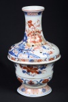 IMARI - Fabuloso e rara vaso incensório  em porcelana japonesa do Séc. XIX em pasta dura com decoração em esmaltes característicos da manufatura, PEÇA RARA PARA COLECIONADORES. Med.:  28 x 18 cm.