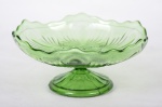 Linda fruteira baixa de coleção em vidro prensado do Séc. XIX na cor verde. Med.: 9 x 20 cm.