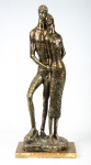 ERNESTO PORTANTE - Grupo escultórico representando " Casal de Namorados" confeccionado cm cerâmica patinada a ouro velho. Med.: 66 cm.