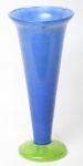 STUDIO GLASS - Vaso norte-americano em vidro opalinado artesanal nas cores azul e verde, assinado na base. Med.: 34 x 16 cm.