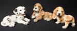 Lote constando três lindos cachorros em resina italiana representando "Filhotes". Med.: 15 x 25 cm. ( em media)