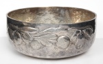 Grande cachepot em metal espessurado a prata peruana todo trabalhada a "martelete " com frutas e ramagens em relevo e cinzel. Med.: 13 x 30 cm.