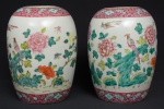 Par de antigos vasos bojudos em porcelana chinesa circa 1900 dita pasta dura com esmaltagem no padrão " Família Rosa", decorado com "pássaros, flores e insetos" e bordas com peônias e frutos. Med.: 30 x 20 cm.