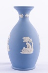Wedgwood - Delicado floreiro solifleur inglês em porcelana azul e branca apresentando rica lavratura em motivos neoclássicos e florais. Peça marcada na base. 12 cm.