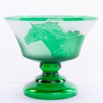 SEBESTA - Belíssima fruteira em cristal verde lavrado e jateado representando "cavalos", assinado SEBESTA na base. 16 x 20 cm.