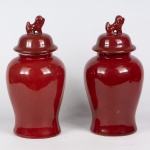 Par de belíssimos potiches em porcelana chinesa circa 1900 dita "Sangue de Boi" padrão rouge de fer com tampa decorado com " Cães de Fó", em perfeito estado, peças de rara beleza Med.:37 x 18 cm,