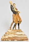 D. CHIPARUS - Daprés- Belíssima escultura artdecô, em bronze e marfim ( Criselefantina), representando casal enamorado. Apoiada sobre belíssima base em ônix rajada. Med: 58 x 40 x 15 cm.