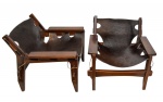 SERGIO RODRIGUES - "Kilim Exportação", par de cadeiras de braço em jacarandá maciço com assento e encosto em couro de vaca. Med.: 65x65x70 cm.