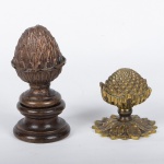 Conjunto com duas elegantes pinhas sendo uma em bronze maciço e outra em cobre patinado com base em madeira, altamente decorativas. Med.: 15 cm e 9 cm.