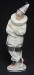 KARL ENS - Rara e delicada escultura em porcelana Alemã, Art Deco, representando pierrot. Especial para colecionador. Med.: 35 cm.
